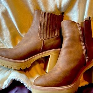 Dolce Vita Chelsea Boots Tan